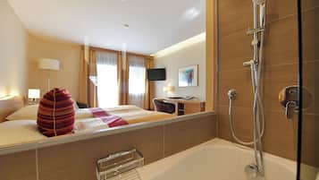 Haartrockner, BademĂ€ntel, Hausschuhe, HandtĂŒcher