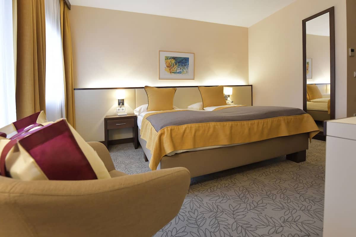 1 bedroom, hypo-allergenic bedding, minibar, in-room safe