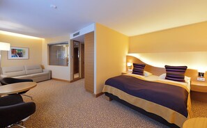 Comfort vierpersoonskamer | Hypoallergeen beddengoed, een minibar, een kluis op de kamer, een bureau