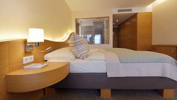 Hypo-allergenic bedding, minibar, in-room safe, desk