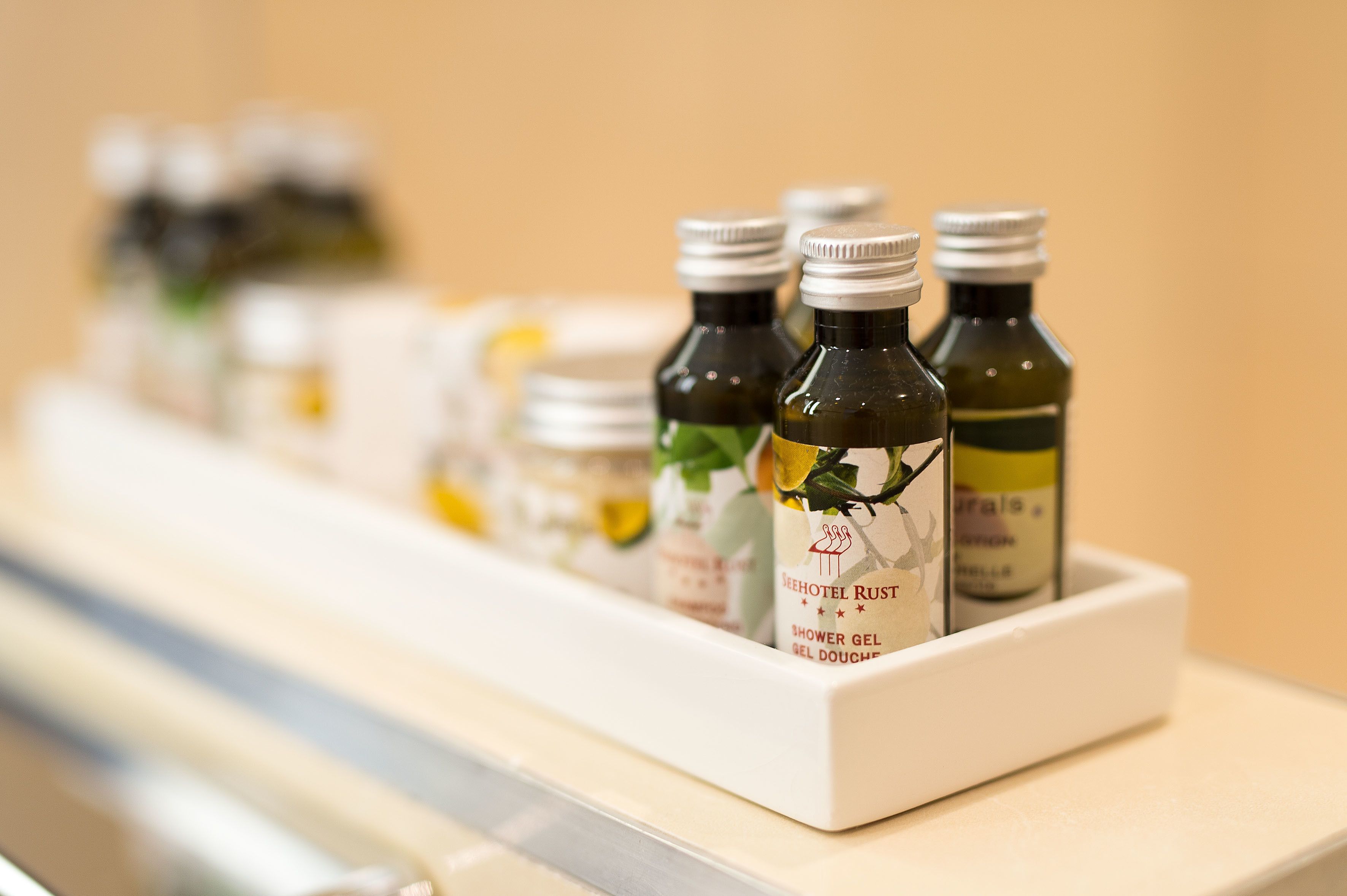 Shampoo- og sæbeflasker i et hotelmiljø.