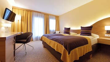 Seprai antialergi, minibar, brankas, dan meja kerja