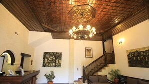 Lobby - Muzaka (Berat)
