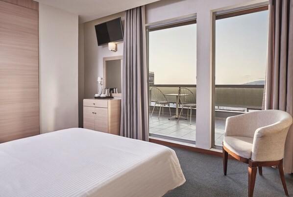 Superior Double Room | Terrace/patio - Mediterranee (Patras)