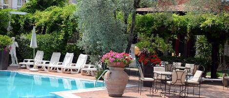 Outdoor pool, pool umbrellas