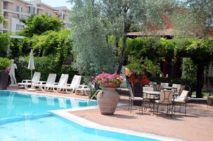 Piscina externa, guarda-sóis