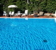Piscina externa, guarda-sóis