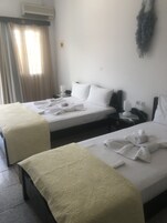 三人房 | 客房内保险箱、办公桌、熨斗/熨板、免费 WiFi