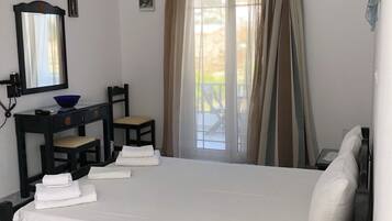 Habitación doble | Caja de seguridad en la habitación y escritorio
