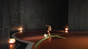 Hồ bơi trong nhà, hồ bơi ngoài trời, dù/ô trên bãi biển/hồ bơi