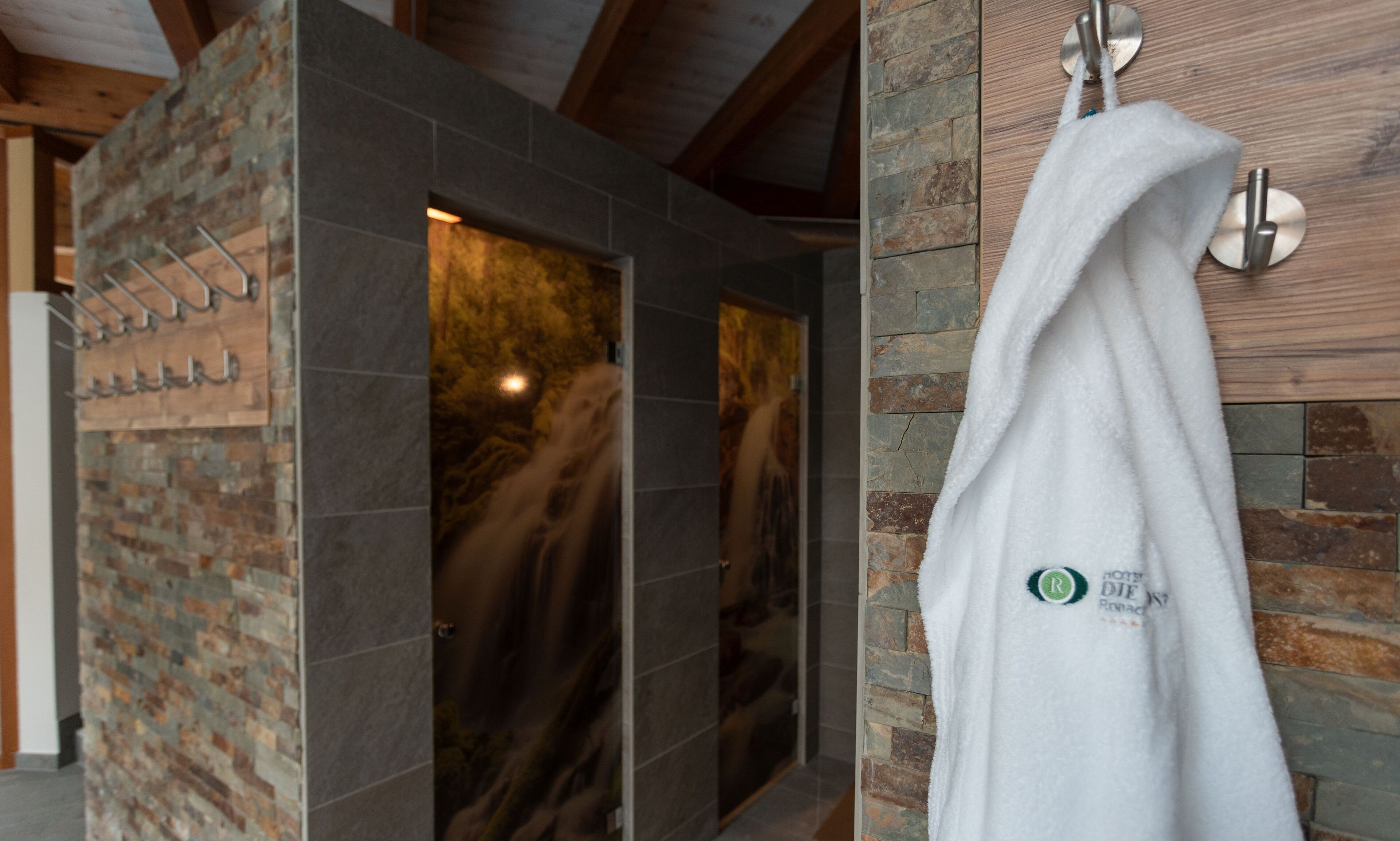 사우나, 온수 욕조, 스팀룸, 핫스톤 마사지, 딥티슈 마사지, 타이 마사지