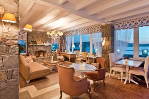 Lobby sitting area - Miland Suites (Milos)