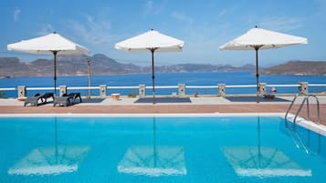 Piscine extérieure, parasols de plage, chaises longues