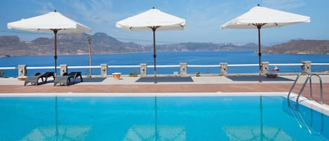 Piscine extérieure, parasols de plage, chaises longues