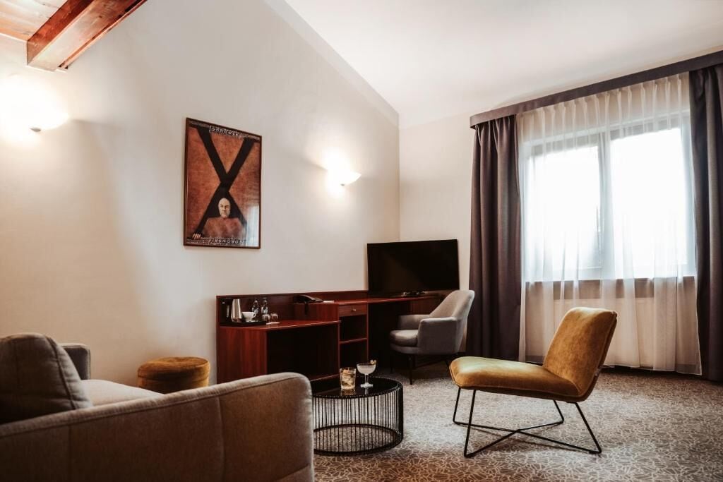 deluxe double room | living room | tv