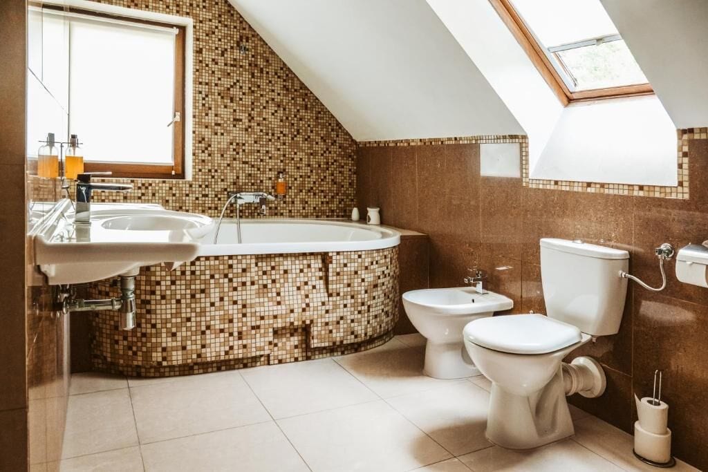 standard chalet | bathroom | shower, hair dryer, towels