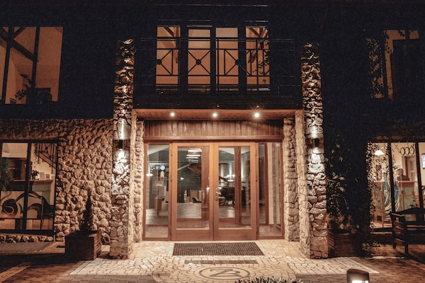 Voorkant accommodatie - avond/nacht