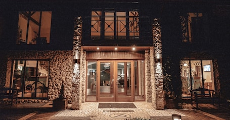 Fachada de la propiedad por la tarde o noche