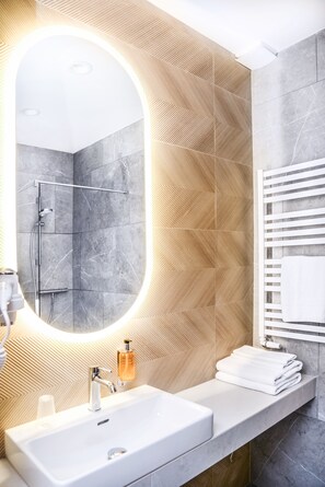 Comfort-Zweibettzimmer | Badezimmer | Dusche, Haartrockner, Handtücher