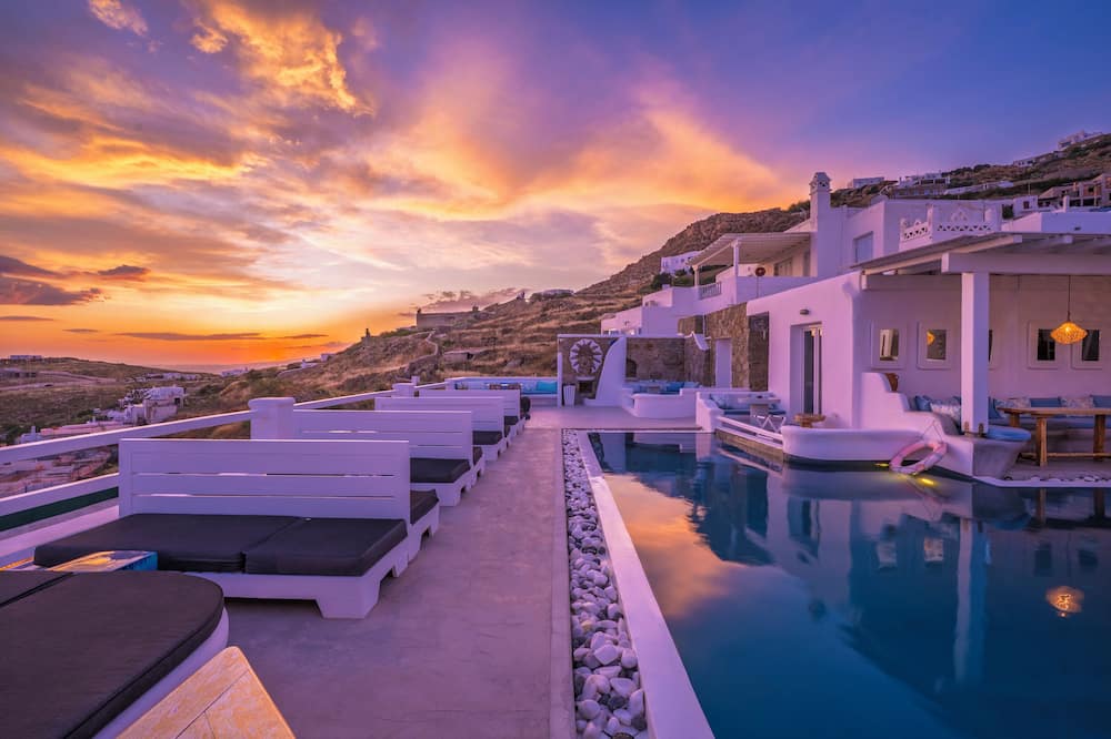 Flaskos Luxury Suites