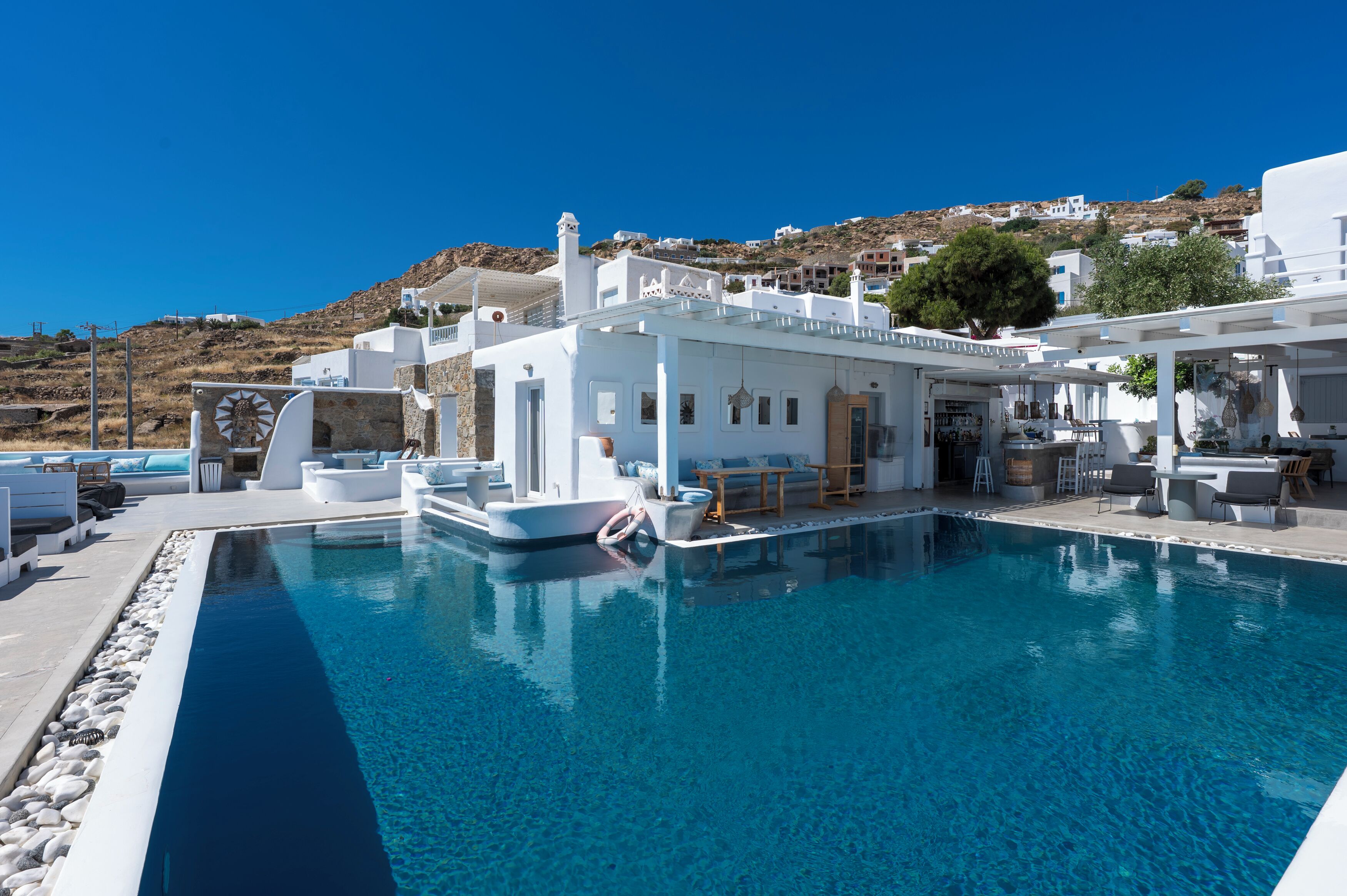 Sesongbasert utendørsbasseng og solsenger