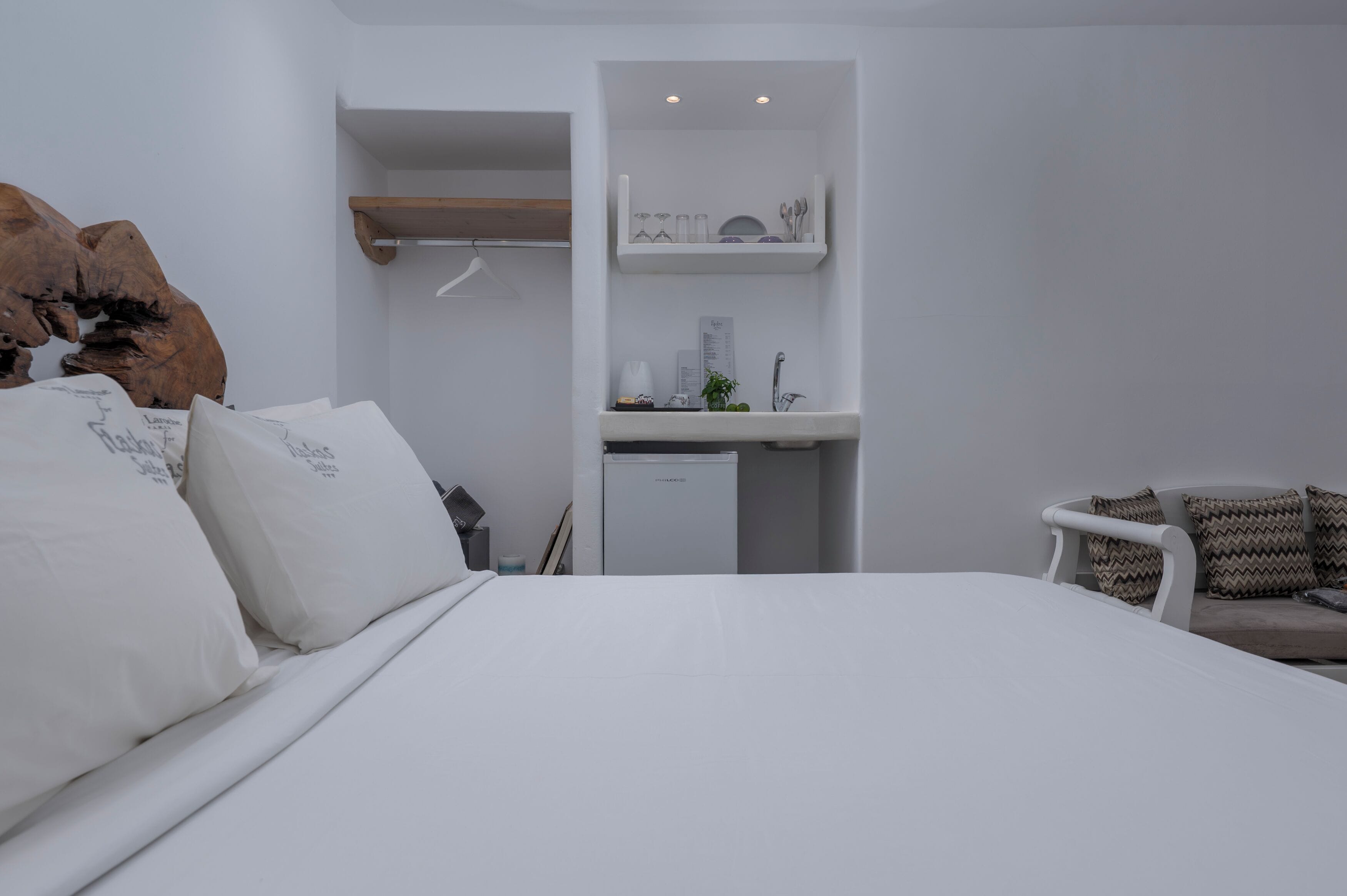 Ein modernes Schlafzimmer mit einem großen Bett, einem kleinen Schreibtisch und einem Sessel.