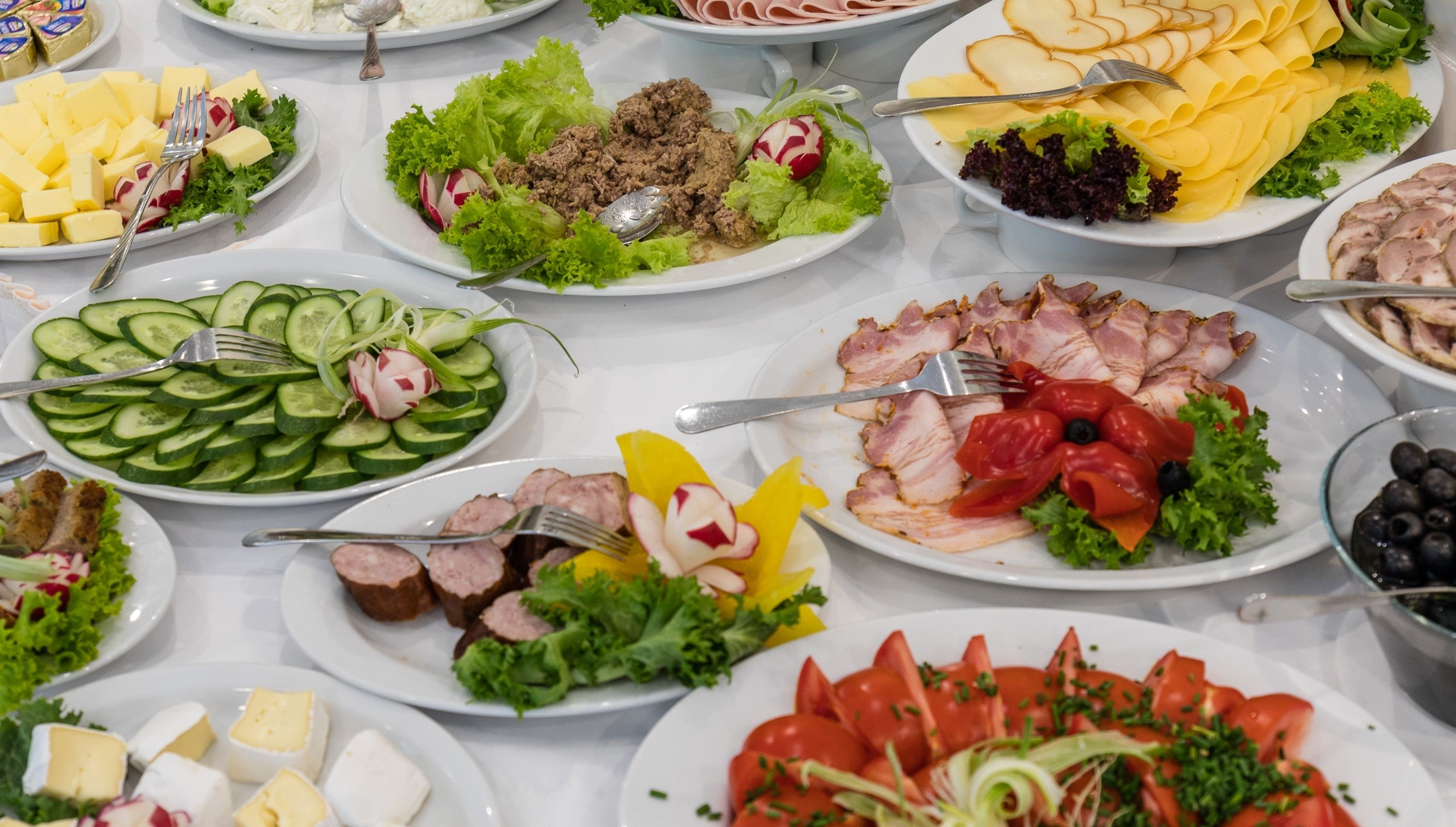 daily buffet breakfast (pln 29 per person)