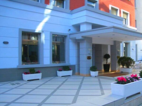 Exterior - Kotoni (Tirana)
