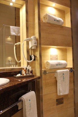 Shower, free toiletries, hair dryer, towels - Hotel Delta In (Dzierzoniow)