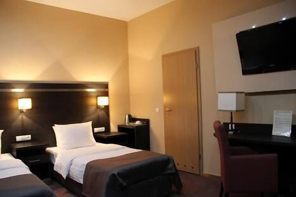 Habitación individual Confort | Ropa de cama de alta calidad, caja fuerte, escritorio
