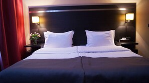 Ropa de cama de alta calidad y caja de seguridad en la habitación