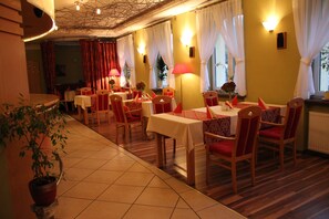 Breakfast and dinner served