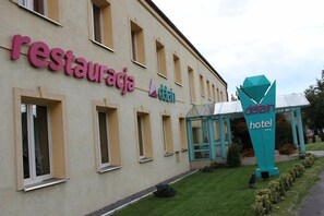 Ropa de cama de alta calidad y caja de seguridad en la habitación