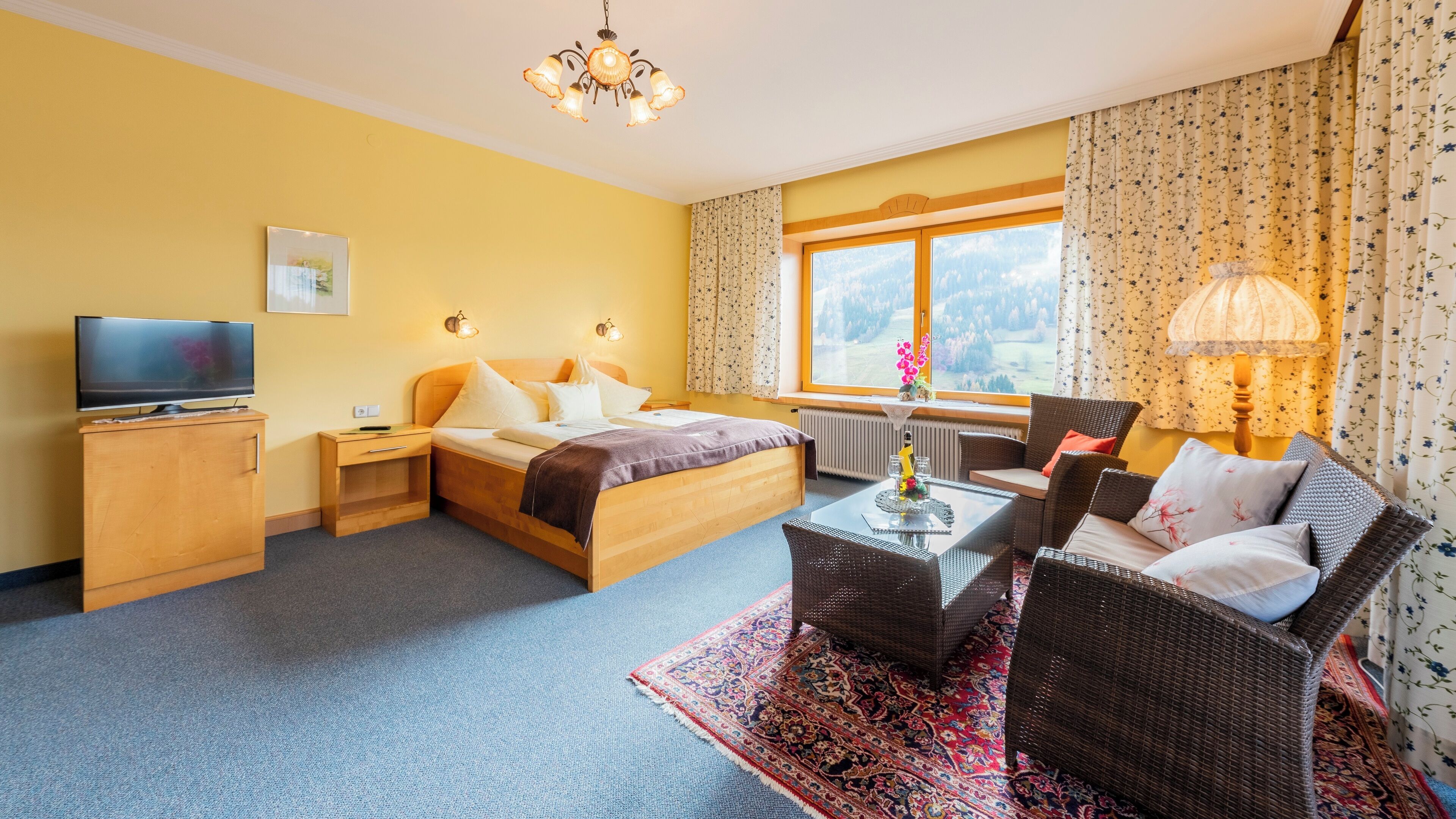 Escritorio, wifi gratis y ropa de cama 