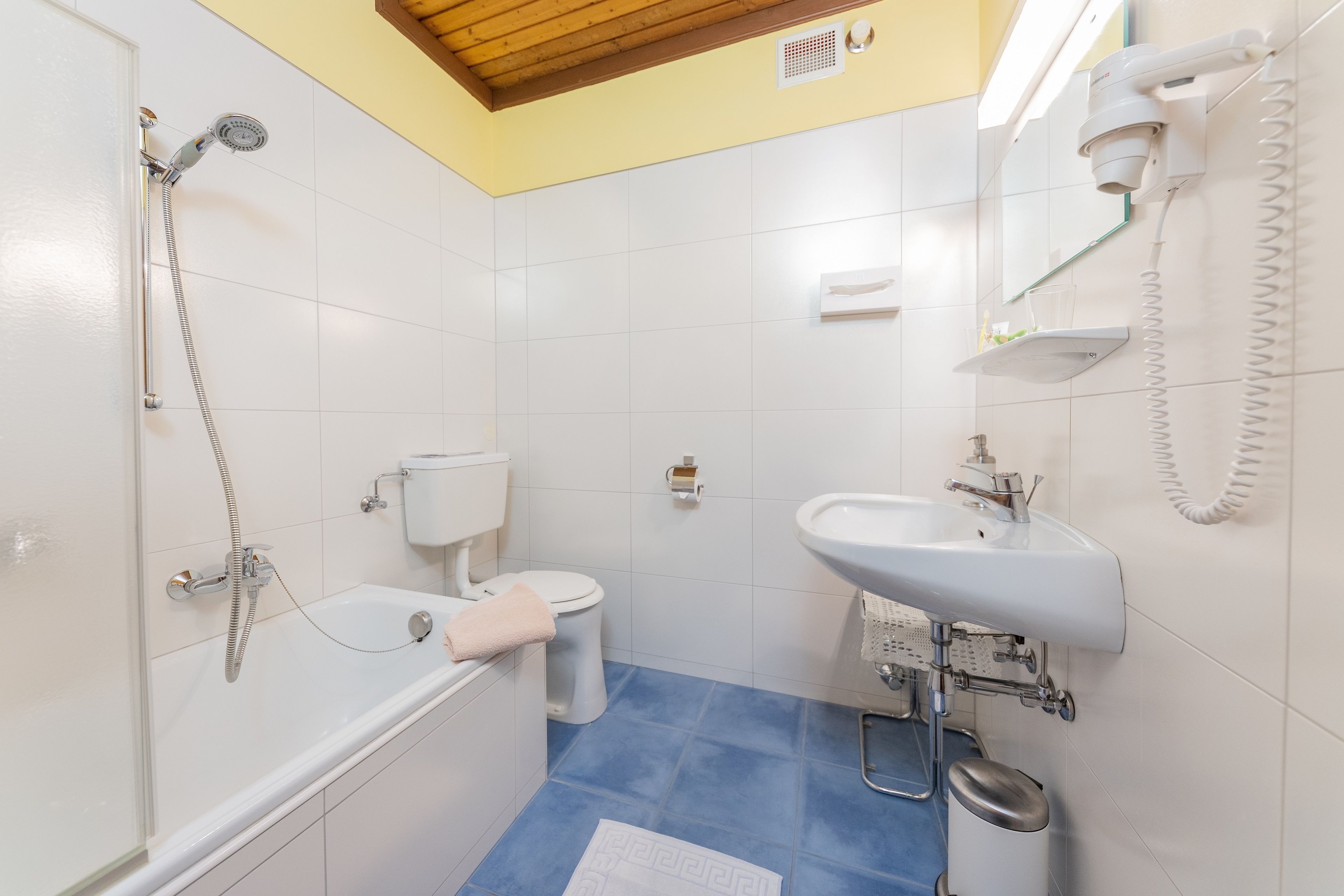 Ein Badezimmer mit Badewanne, Toilette und Waschbecken.