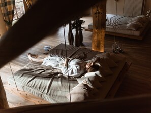 Couples treatment room(s), sauna, hot tub, steam room
