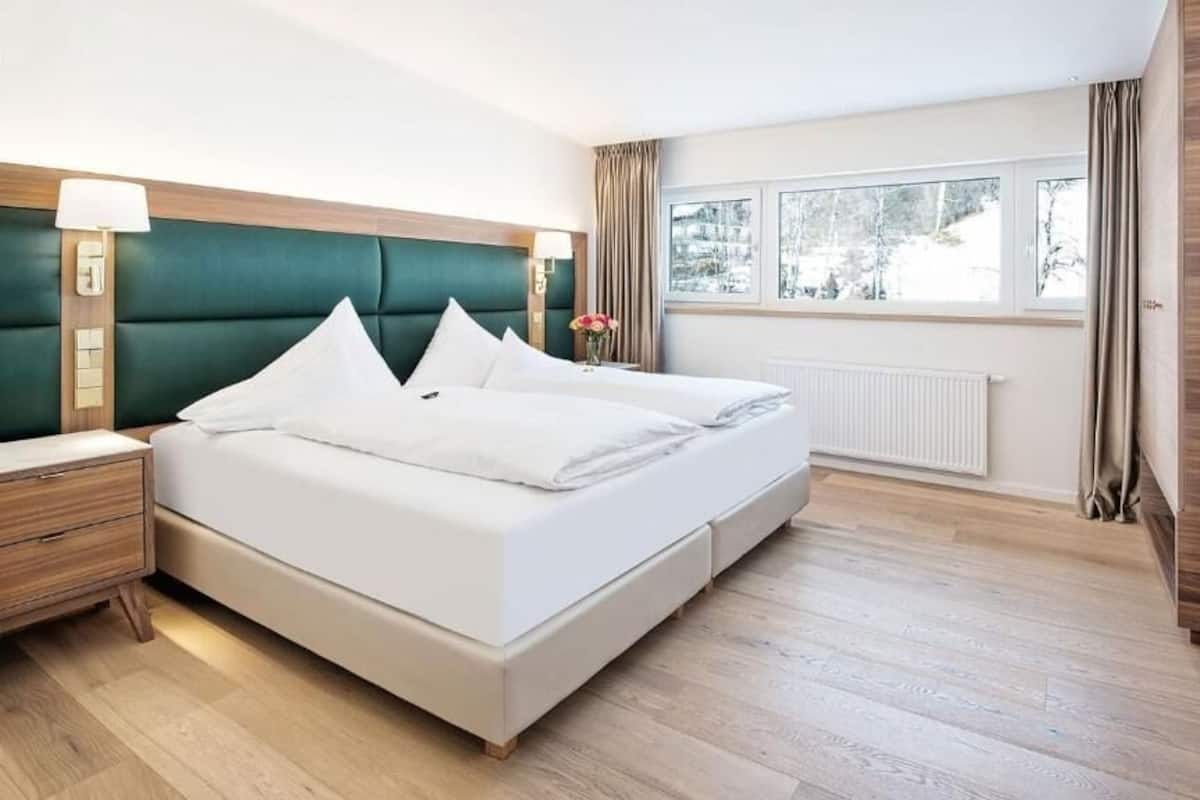 Executive Suite | 1 bedroom, in-room safe, blackout drapes, free WiFi