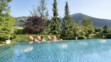 Piscine couverte, piscine extérieure, parasols de plage, chaises longues