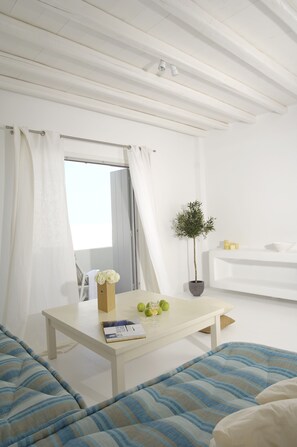 Suite | Living area | Flat-screen TV - Kapetan Tasos Suites (Milos)