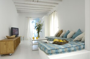 Living area - Kapetan Tasos Suites (Milos)