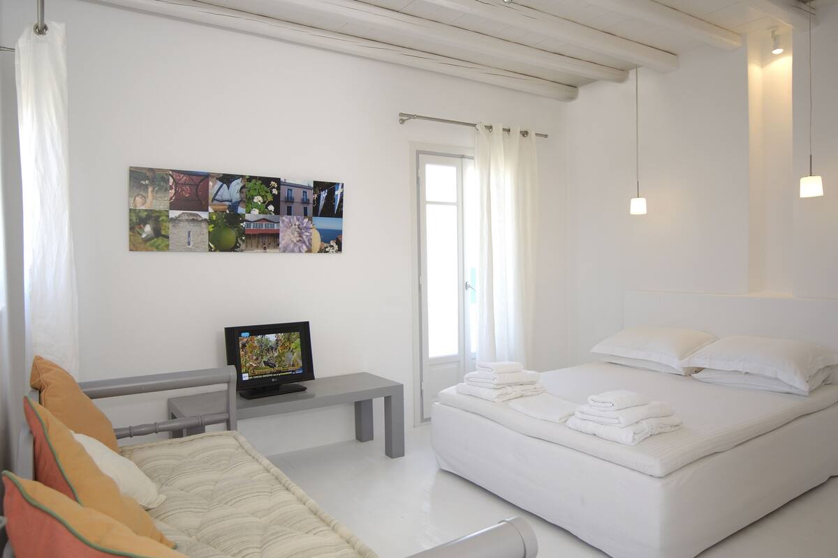 Suite (Mini) | In-room safe, desk, soundproofing, iron/ironing board