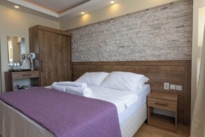 Premium bedding, minibar, desk, soundproofing - Cunda Panorama Hotel (Ayvalik)