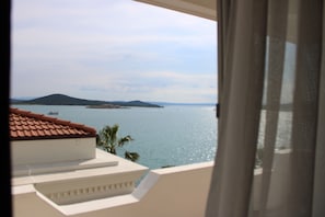 A view of a coastal area with a building and a body of water. - Cunda Panorama Hotel (Ayvalik)