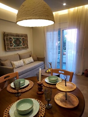 Tradisjonell leilighet | Oppholdsområde | En 42-tommers smart-TV med kabel-kanaler