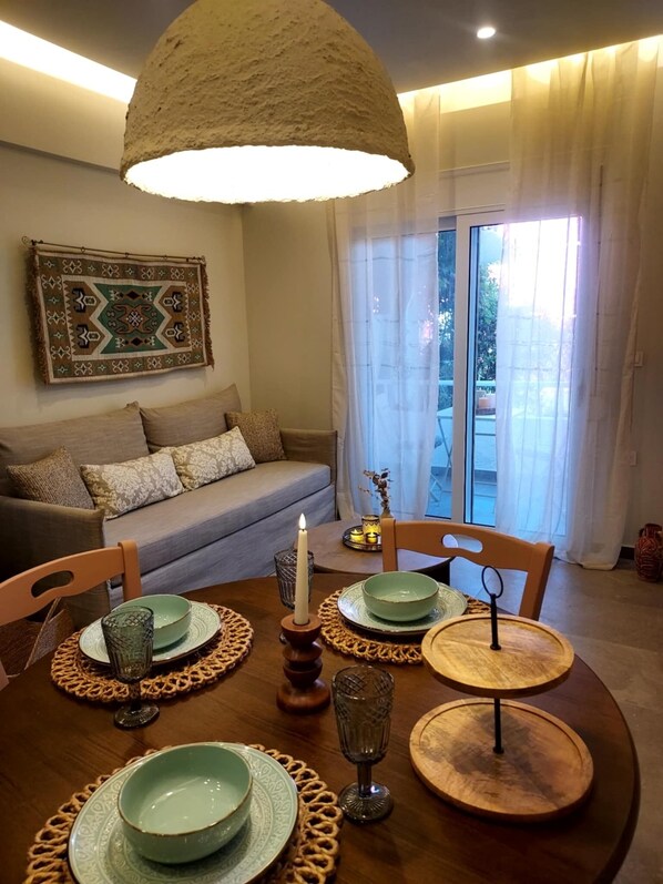 Departamento tradicional | Área de sala de estar | Smart TV de 42 pulgadas con canales por cable