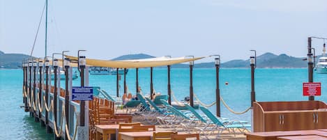 Playa privada, camastros y sombrillas