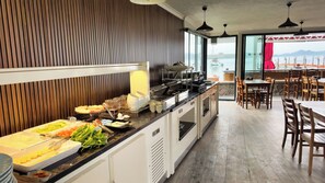 Esmorzar diari de cuina local gratuït 