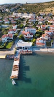 Playa privada, sillas reclinables de playa, sombrillas