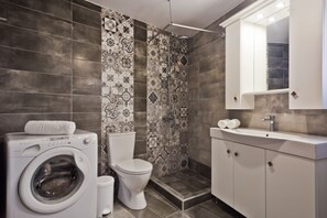 Luxury Apartment, Sea View, Ground Floor (Village View) | Bathroom