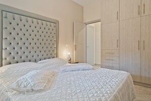 Luxury Apartment, Sea View, Ground Floor (Village View) | Seterika/papan seterika, katil bayi/kot (surcaj), Wi-fi percuma